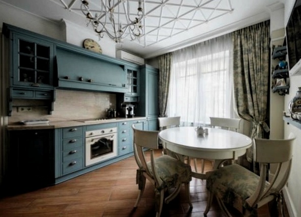 Az ablakok díszítése Provence stílusú konyhában: függönytípusok és fotótervek