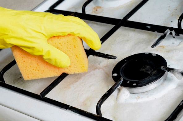 Hogyan tisztítsuk meg a tűzhelyet a zsírtól és a szénlerakódásoktól otthon