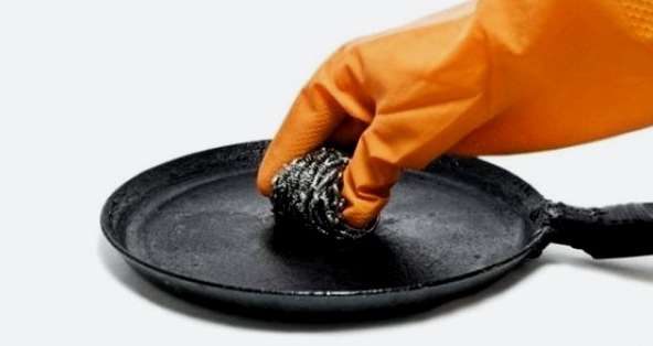 Hogyan tisztítsuk meg az öntöttvas serpenyőt a szénlerakódásoktól otthon