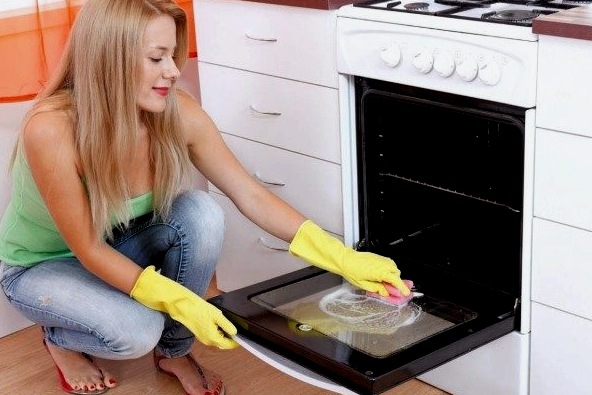 A sütő gyors és hatékony otthoni tisztításának módjai
