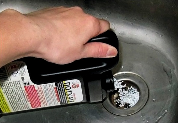 Okok és módszerek a kellemetlen szagok eltávolítására a konyhai mosogatóból