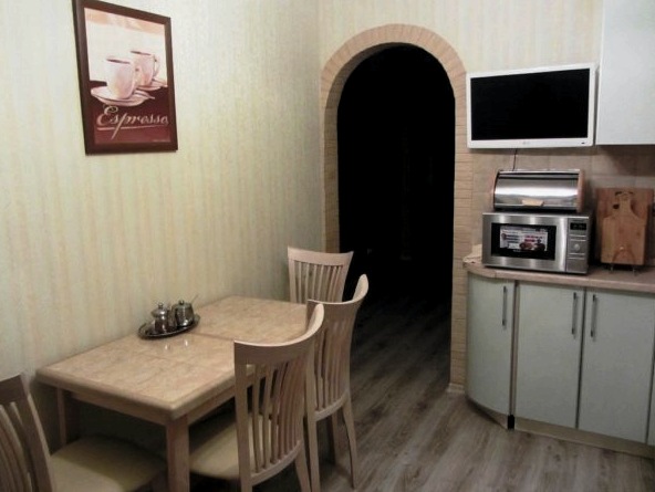 Milyen háttérképet válasszon egy kis konyhához, és vizuálisan növelje a helyet