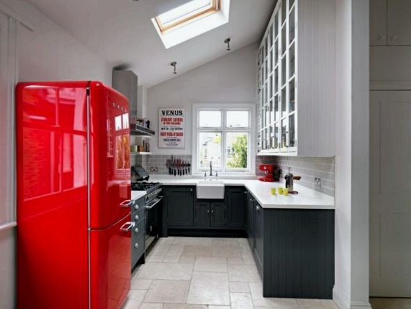 Hol kell helyesen elhelyezni a hűtőszekrényt egy kis konyhában – szabványos és nem szabványos megoldások