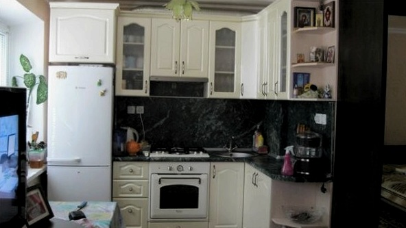 Hol kell helyesen elhelyezni a hűtőszekrényt egy kis konyhában - szabványos és nem szabványos megoldások