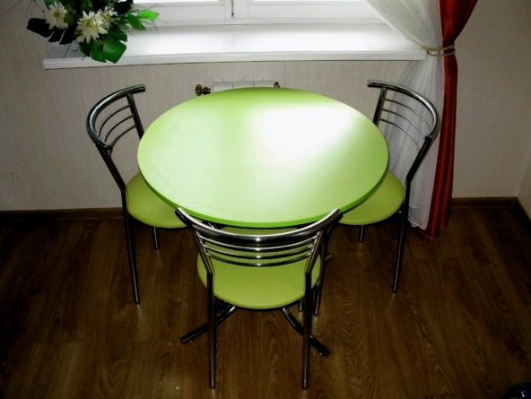 Konyhaasztalok kis konyhához: milyen asztalt és széket válasszunk egy kis konyhába
