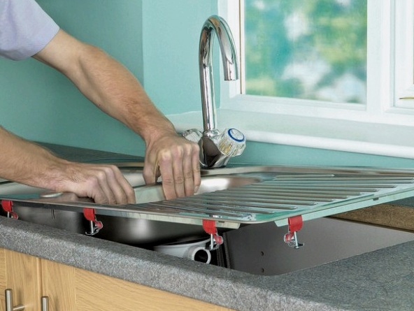Hogyan szerelhető be a rozsdamentes acél mosogató a konyhába?