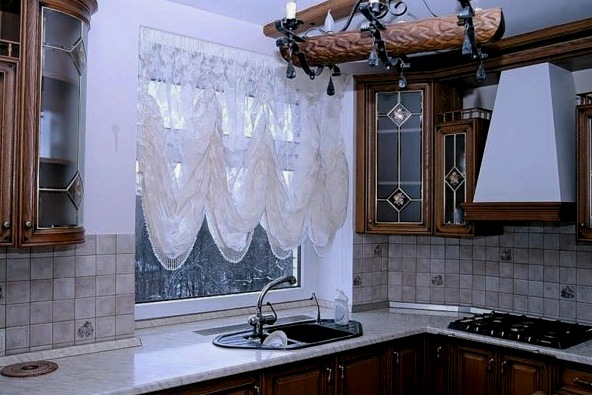 Milyen függönyök a legjobbak az ablakdíszítéshez a konyhában