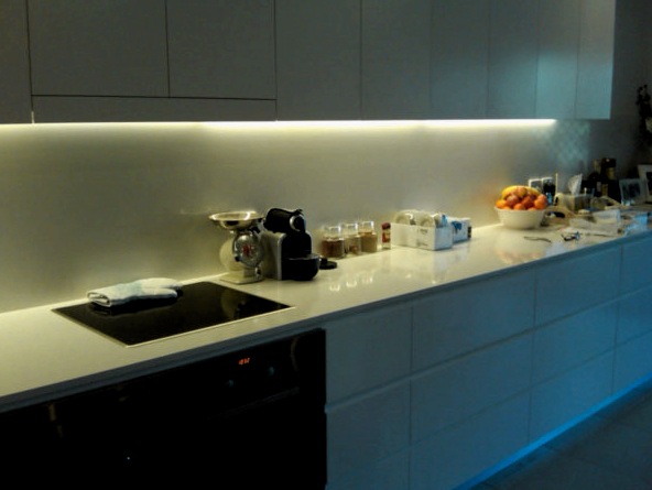 Lámpatestek a konyhába a munkafelület felett