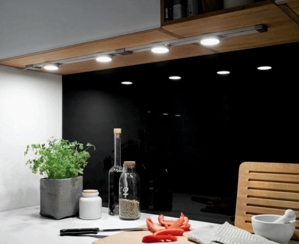 Lámpatestek a konyhába a munkafelület felett
