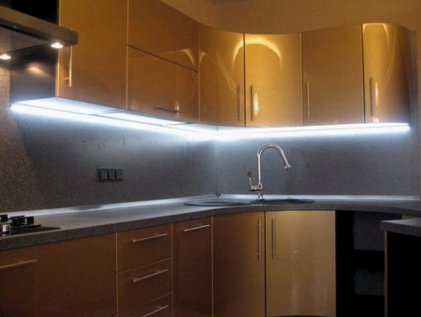LED-es világítás felszerelése a konyhába a szekrények alá