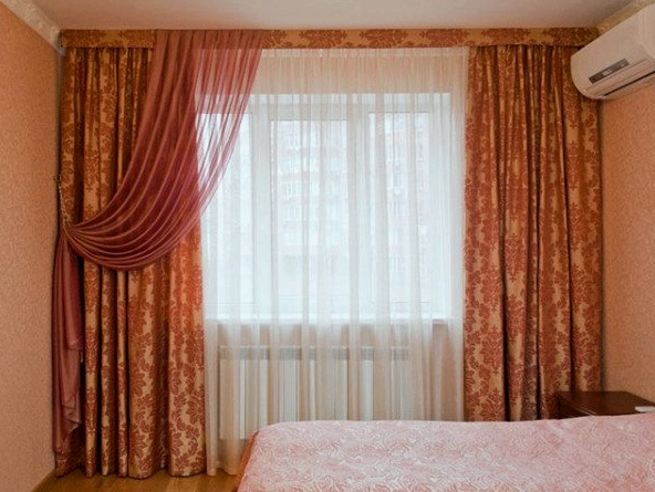 Stílusos és gyönyörű függönyök kiválasztása a hálószobába