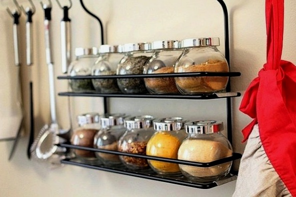 Hol és hogyan tároljunk élelmiszereket egy kis konyhában: tippek és fotók