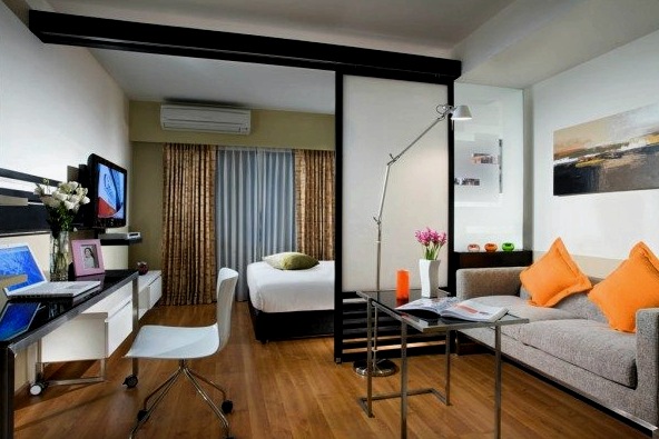 Hálószoba és nappali egy kis lakás egyik szobájában