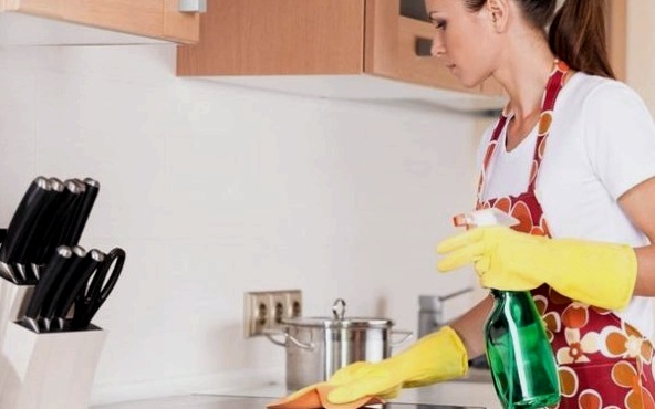 Hogyan lehet tisztítani egy műkő mosogatót a konyhában