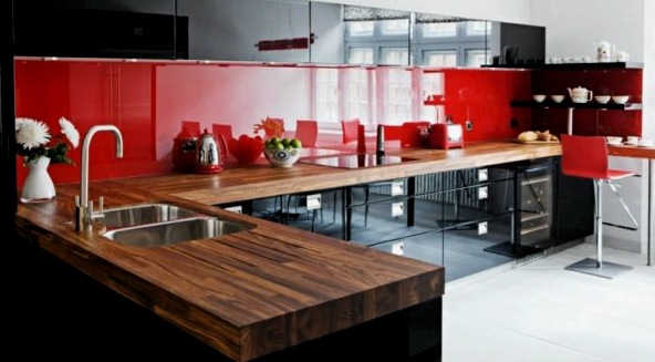Hogyan lehet egy piros és fekete konyhát melegsé és hangulatossá tenni?
