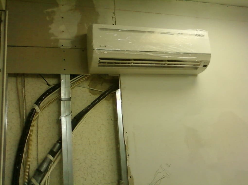 Hogyan kell felszerelni a kondicionálót a gipsz-falra