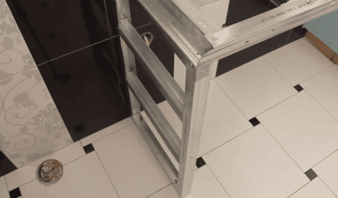 A munkalap saját kezűleg készült gipszkartonból a fürdőszobában