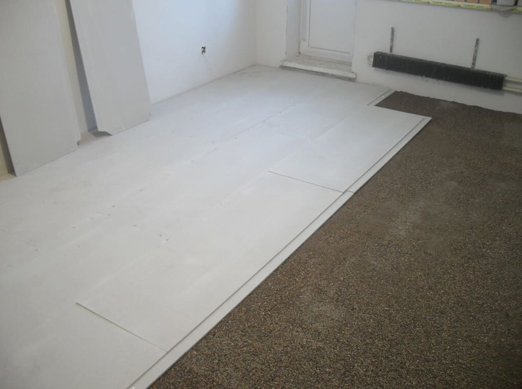 A padlóra gipszkartonlapokat is fektethet