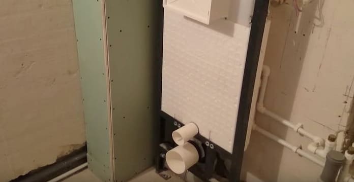 a WC-ben lévő csövek gipszkartonnal való lezárása