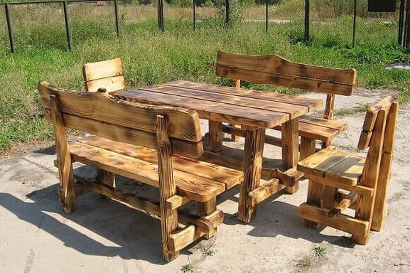 Egy fából készült asztal saját kezűleg