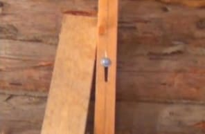 Egy csúszó keret gipszkarton egy faházban