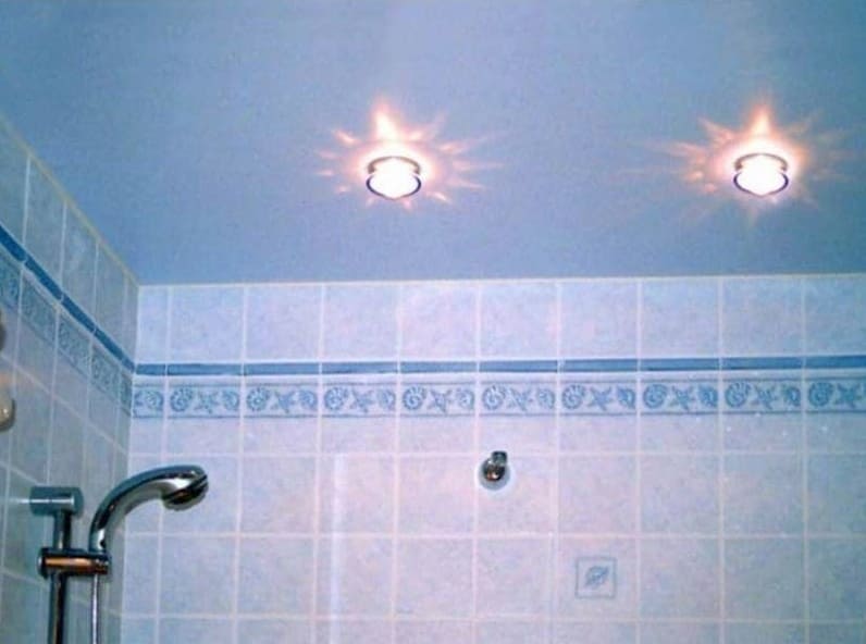 mennyezeti dekorációs lehetőségek a fürdőszobában fotó