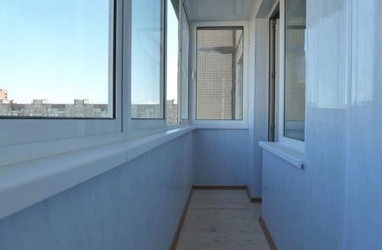 Az erkély PVC paneljeinek befejezése saját kezűleg