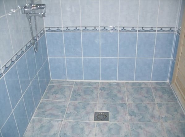 zuhanykabin csempe befejező fotó