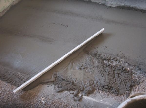 öntés egy betonpadló a földön fotó
