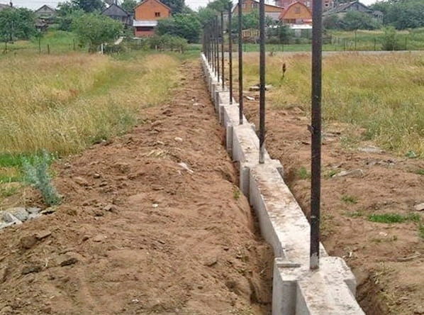 Alapítvány egy tégla kerítés fotó