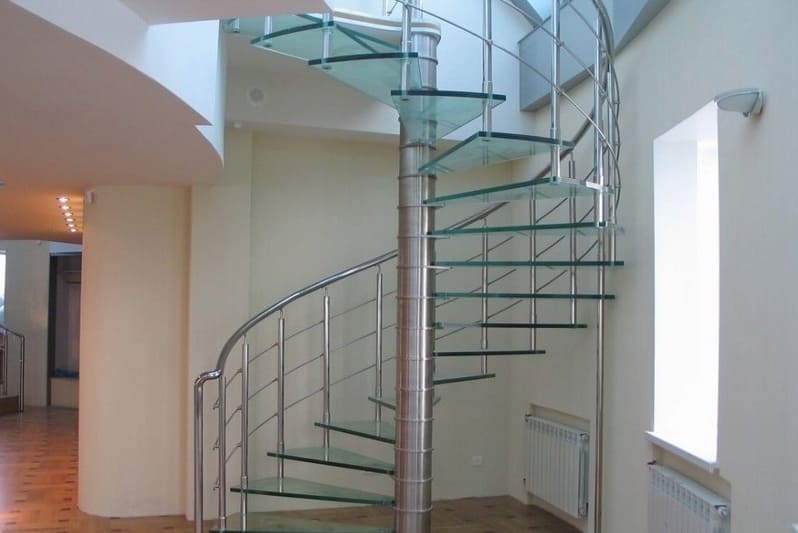 üveg lépcsőfokok a lépcsőn fotó