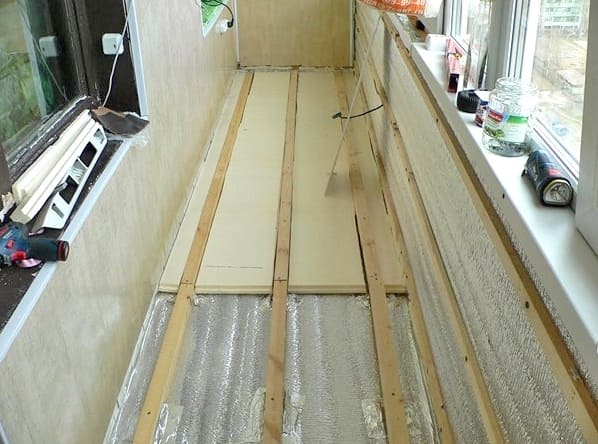 A padló a loggián: saját készítésű a szintezéstől a padlóburkolat lerakásáig