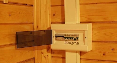 elektromos doboz egy faházban fotó