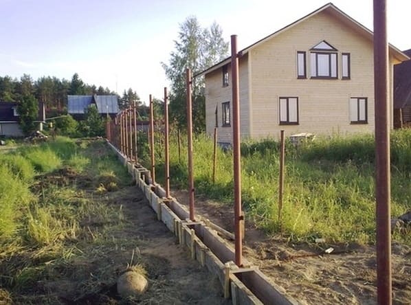 Pillérek a kerítéshez: típusok, jellemzőik és telepítésük