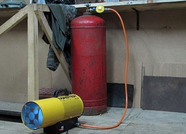 Gázfűtés egy garázsban fotó