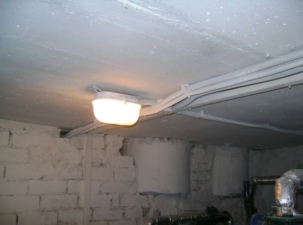 Telepítése világítás a garázsban fotó