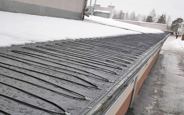 A tető jégtelenítő rendszer összeszerelése