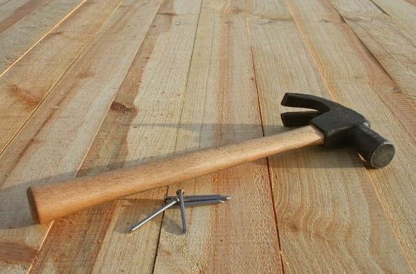 Hogyan kell kijavítani egy nyikorgó fapadlót?