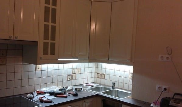 LED világítás a konyhában fotó