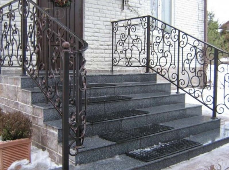 Kovácsoltvas korlátok kültéri lépcsőkhöz fotó