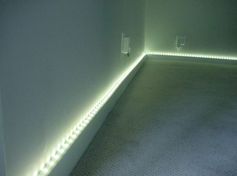 Szoknyák világítással: egy érdekes módja annak, hogy díszítse a szobát