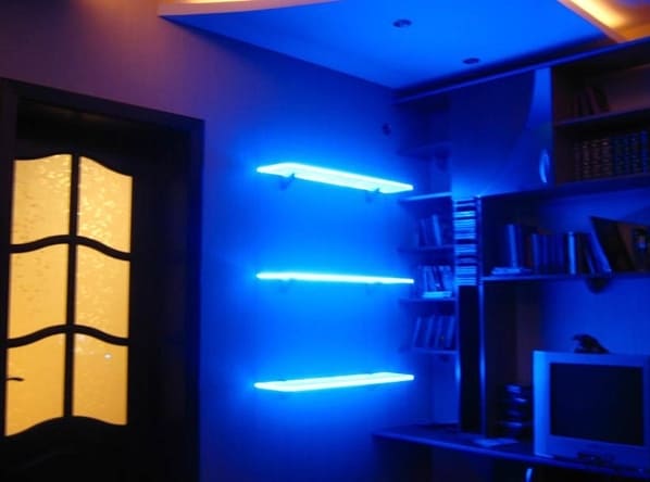 üvegpolcok megvilágítása LED csíkokkal