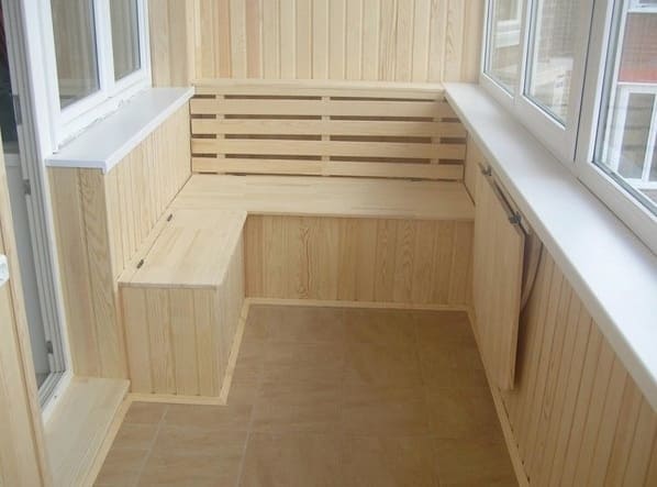 Hogyan készítsünk egy padlót az erkélyen saját kezűleg: két változat és jellemzőik