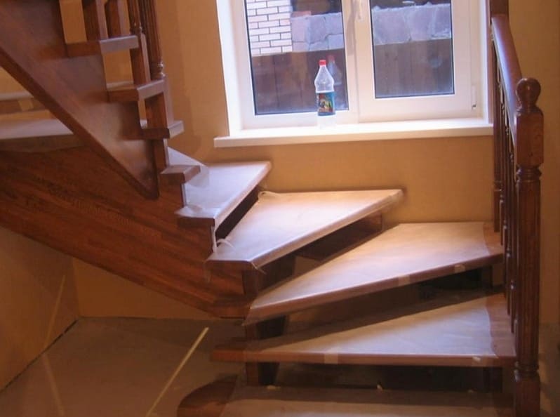 Lépcsők futó lépcsőfokokkal: tervezési jellemzők