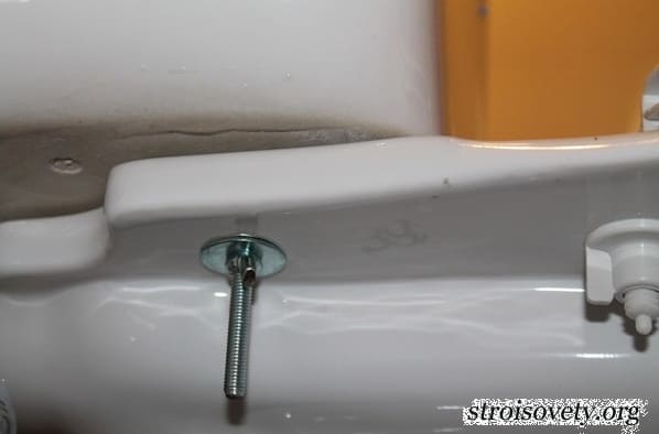 Hogyan kell telepíteni a tartály a WC-csészére a kezeddel fotót