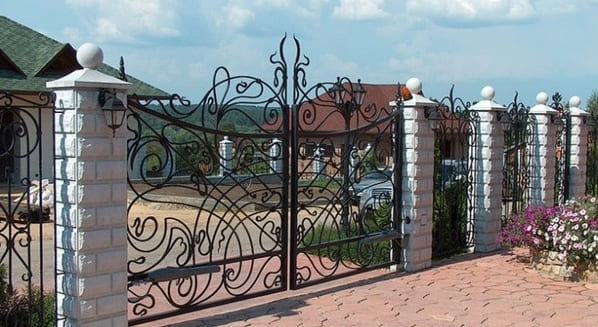 tégla kerítés oszlopok fotó