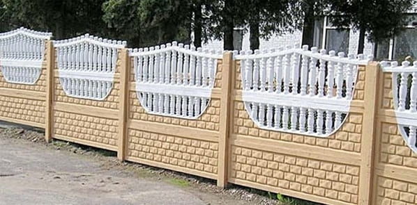 Beton kerítés egy családi házhoz fotó
