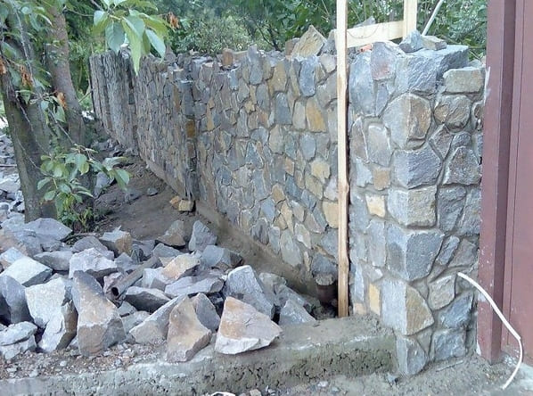 hogyan kell építeni egy kő kerítés fotó