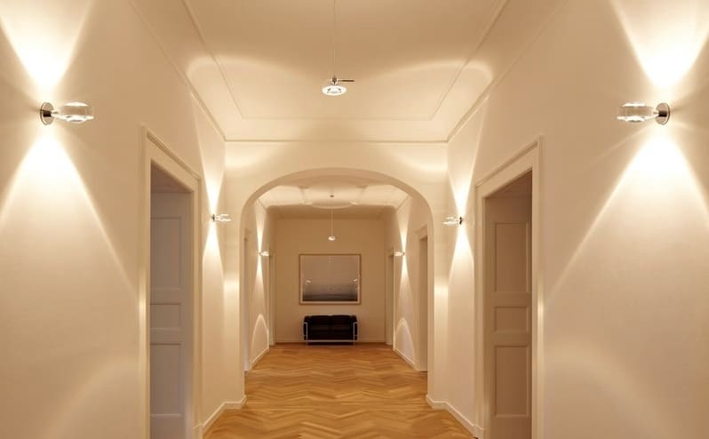 LED világítás a folyosón fotó