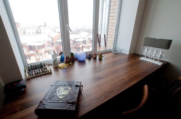 ablakpárkány asztal egy gyerekszobában fotó